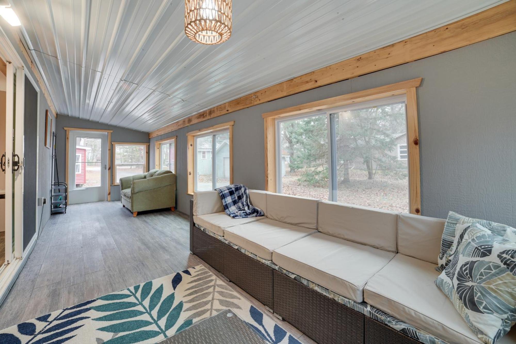 Scenic Evans Hideaway Steps To Lake Huron! Oscoda Екстериор снимка