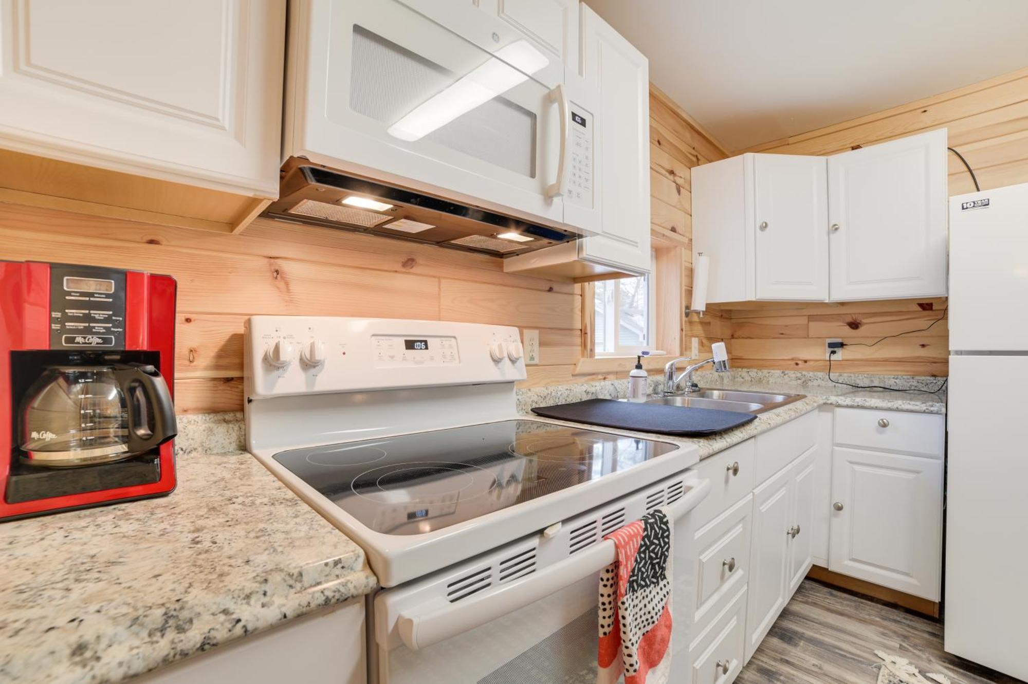 Scenic Evans Hideaway Steps To Lake Huron! Oscoda Екстериор снимка